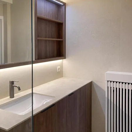 Huswell - Renovated Beachfront Apartment