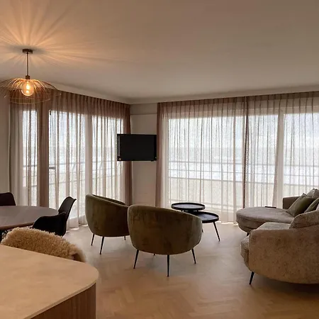 Huswell - Renovated Beachfront Apartment *